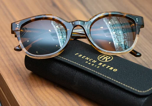 Lunettes de soleil écaille de tortue sur étui noir French Retro Paris à Montrouge dans les Hauts-de-Seine 92