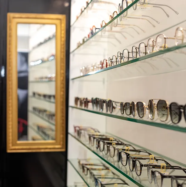 Rayons en verre d'un opticien remplis de lunettes de vue et de soleil à Montrouge dans les Hauts-de-Seine 92